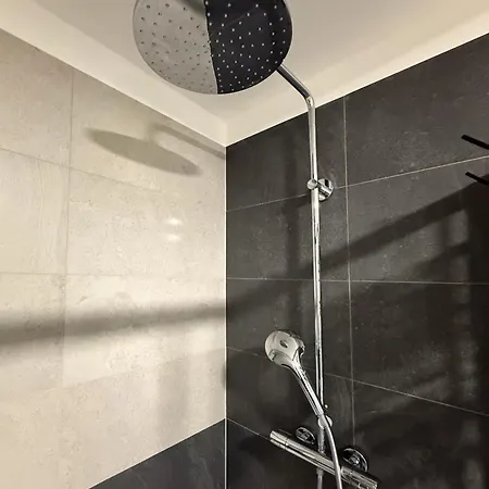 Quido 2 Free Parking Smart Lock Apartment *
